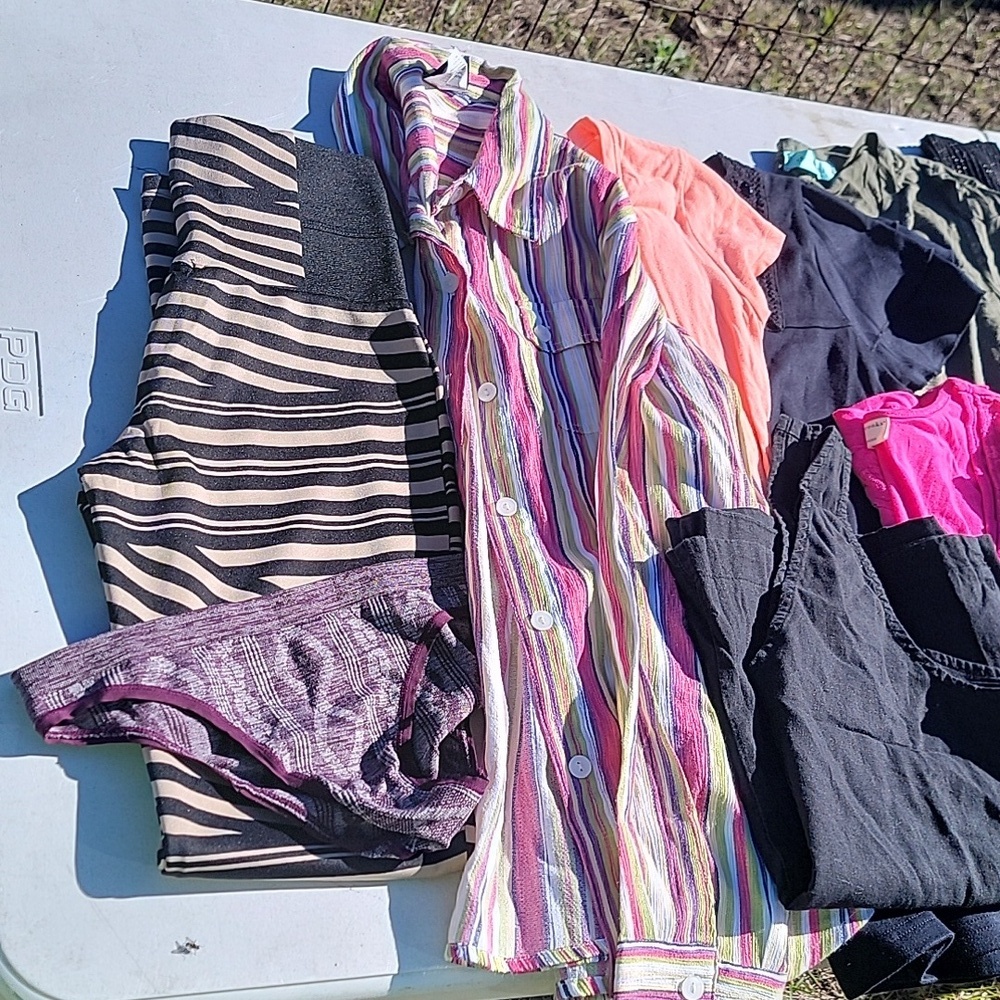 (1) Woman small clothes (bundle) - Picture 2 of 9